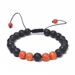 Gros plan de perles de lave 8mm et spirales orange avec cordon tressé réglable