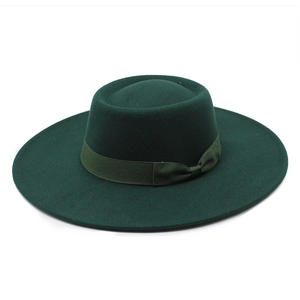Vue de dessus du chapeau en laine vert foncé avec ruban en gros-grain et nœud assorti
