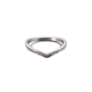 Bague élégante en forme de V au fini argenté avec de l'oxyde de zirconium étincelant