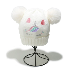 Cappello a maglia bianco per bambina con ricamo unicorno e due grandi pompon soffici