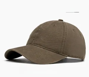 Dettaglio cappellino baseball verde militare con ricamo bianco su cotone lavato