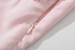 Gros plan sur la texture du tissu rose et la fermeture éclair invisible assortie
