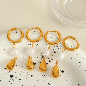 Orecchini a cerchio vintage francesi con perle bianche e pendenti a goccia dorati