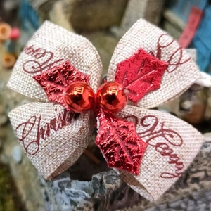 Weihnachtsschleife aus Sackleinen mit Merry Christmas Aufdruck, Stechpalme und Beeren