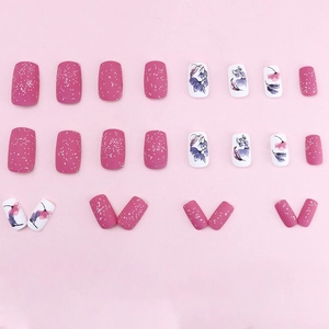 Unghie finte opache rosa e bianche con motivi floreali e forma quadrata corta