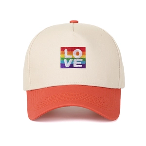 Dettaglio del cappellino 5-panel multicolore con ricamo LOVE arcobaleno e visiera arancione