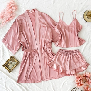 Set pigiama 3 pezzi in raso rosa con vestaglia, canotta e pantaloncini con volant