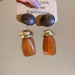 Détails de boucles d'oreilles vintage avec bois, résine et nœuds en métal doré