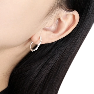 Elegante gedrehte silberne Creolen für Damen aus hochwertigem S925 Sterlingsilber