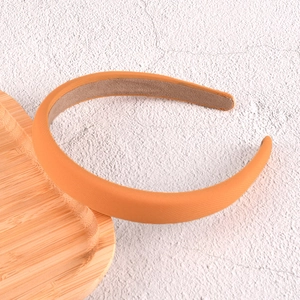 Gros plan du serre-tête en éponge orange rembourré avec doublure velours antidérapante