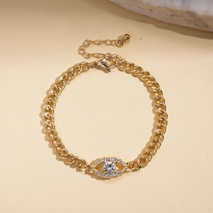 Macro de bracelet œil maléfique doré avec cristaux blancs et fermoir mousqueton