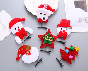 Detalle de horquillas navideñas con diseños de fieltro de muñeco de nieve y Papá Noel