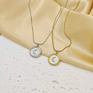 Collier en acier titane avec pendentif lune en nacre, disponible en finitions or et argent