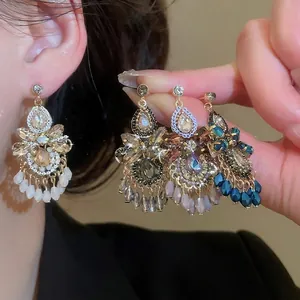 Elegante Creolen mit Wassertropfen-Quasten und funkelnden Kristallen in vier Farben