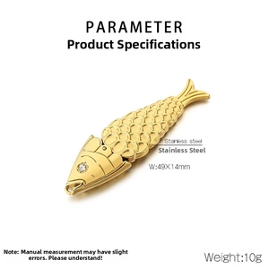 Vue macro d'un pendentif poisson en acier inoxydable doré avec un œil en zircone blanc