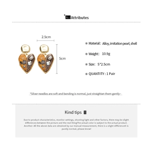 Detail view of oil painting style heart pearl earrings with size 5x2.5cm and 10.9g weight