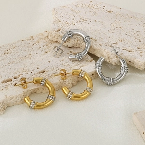 Détail montrant le zircon micro-incrusté et le design poli en forme de C des boucles