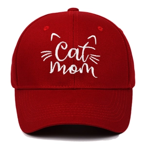 Dettaglio del ricamo bianco Cat Mom su un cappellino da baseball in cotone rosso