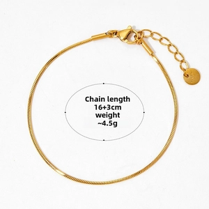 Dettaglio del bracciale a catena serpente dorata con chiusura a moschettone e 16+3cm