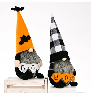 Dettaglio di gnomi di Halloween con cappelli in feltro e bandiere BOO su legno