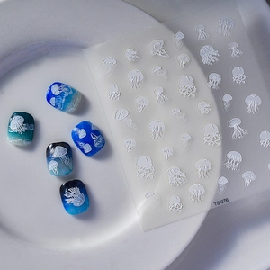 Dettaglio di adesivi per unghie meduse TS-076 su manicure effetto oceano blu