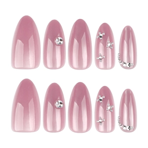 Faux ongles amande œil de chat rose poudré avec strass brillants et détails de chaîne