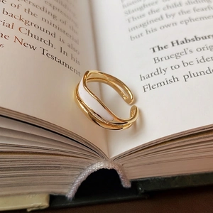 Double-layered open ring with golden base and white drip oil asymmetric wavy design