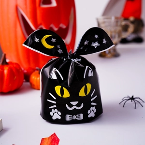Dettaglio del sacchetto regalo di Halloween con gatto nero cartoon, luna e stelle gialle