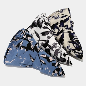 Trois variantes de chapeaux de soleil pliables avec motifs floraux en diverses couleurs
