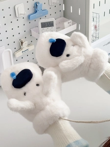 Détail de moufles en peluche blanche avec béret noir, pompon bleu et cordon de cou pratique