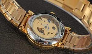 Détail macro du fond transparent de la montre automatique avec engrenages dorés