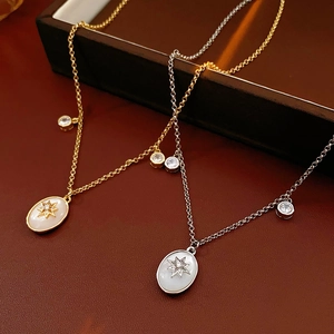 Dettaglio macro della collana placcata oro 18K con madreperla e ciondolo a stella