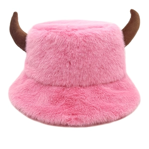 Cappello bucket in ecopelliccia rosa con corna marroni per calore e moda invernale
