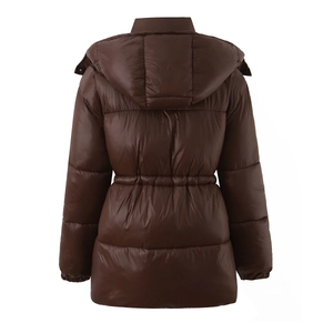 Vista dettagliata del parka marrone con cappuccio e coulisse regolabile sulla schiena