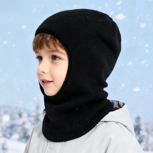 Texture détaillée d'un passe-montagne noir pour enfants dans un décor de neige