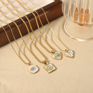 Set de collares de acero inoxidable bañados en oro de 18k con dijes de ojo y corazón