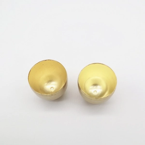 Makrodetail von 28mm Vintage-Glockenkomponenten aus gebürstetem Goldmetall für DIY-Zubehör