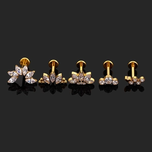 Clous de labret courbés en titane G23 avec oxydes de zirconium sur fond noir