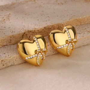Polished 18K gold heart earrings with ribbon design and pavé zircon stones