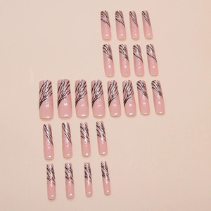 Unghie finte lunghe rosa traslucide con strisce tigrate nere e glitter argento fini