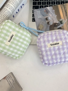Pochette cosmetica trapuntata a quadretti con cerniera e cinturino da polso