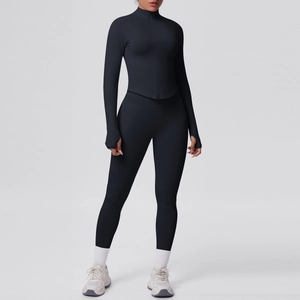 Dettaglio del set yoga nero con polsini con foro per il pollice e leggings snellenti
