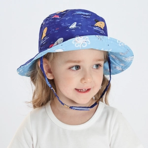 Détail du chapeau soleil réversible pour enfants avec motifs requins et cordon réglable