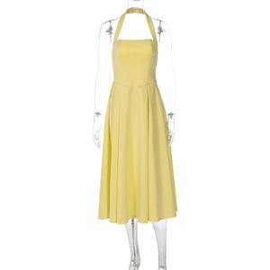Dettaglio dell'abito midi giallo a trapezio con scollo all'americana e vita stretta