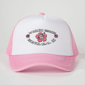 Détail de l'imprimé floral rose et texte Honolulu sur une casquette trucker rose et blanc