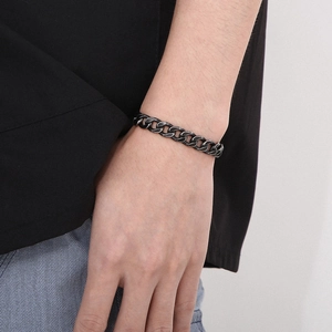 Primer plano de una elegante pulsera de cadena cubana negra de acero de titanio