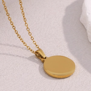 18K gold plated stainless steel necklace with round shell pendant and crystal details