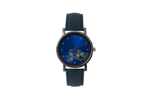 Détail du cadran bleu avec motifs dorés et bracelet en cuir suédé bleu marine