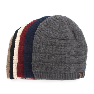 Winter-Strickmützen in sechs Farben mit Rippmuster und dekorativem Vogel-Lederpatch-Detail