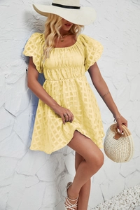 Détail de robe courte jaune à carreaux avec manches bouffantes et taille haute plissée